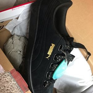 Black puma sneakers